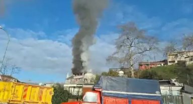 Ümraniye'de binanın çatısı alev alev yanıyor