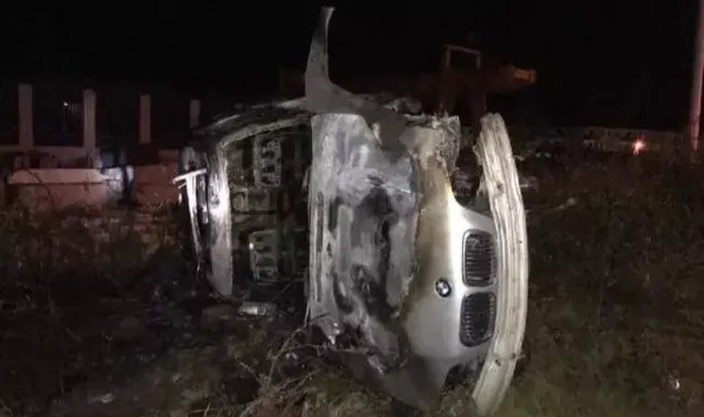 Yanan otomobilde sıkışan sürücüyü TIR şoförü kurtardı