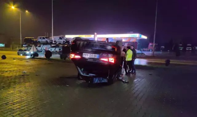 Yayalara çarpmamak için ani manevra yapınca otomobil takla attı
