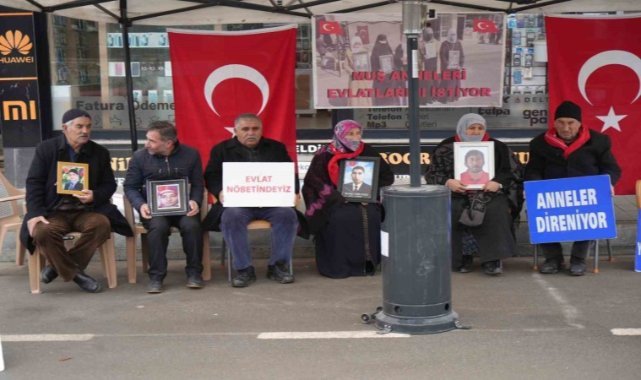 Yeni yılda da evlat nöbetine devam ediyorlar