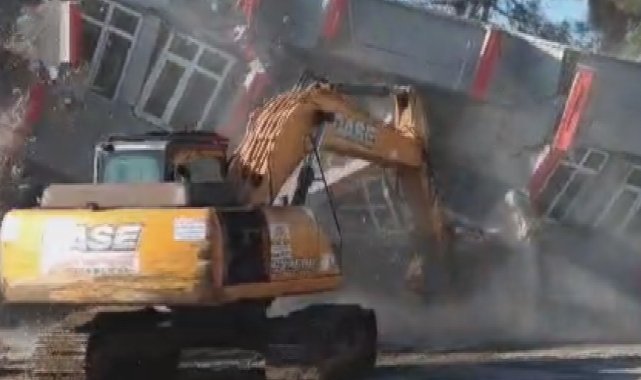 Yıktığı binanın altında kalmaktan son anda kurtuldu