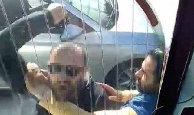 Yol vermeyen otobüse saldırıp yumrukla camını patlattı
