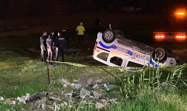 Yolda köpeğe çarpan polis aracı şarampole uçtu