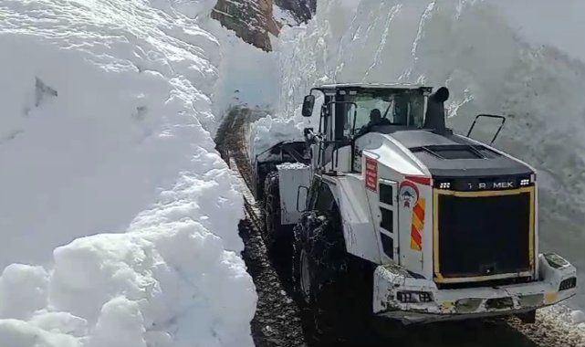 Yüksekova’da kardan 8 metrelik tüneller açıldı
