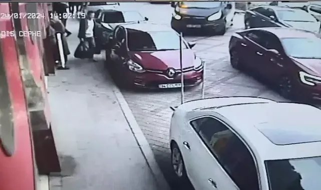 Zeytinburnu'nda bankadan iki poşet dolusu parayla çıktı; aracına binerken gasp ettiler