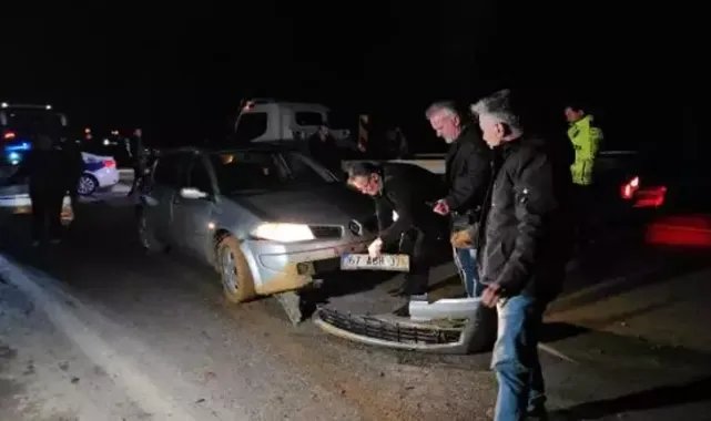 Zonguldak&#039;ta dev kayalar yola düştü, otomobil hasar gördü