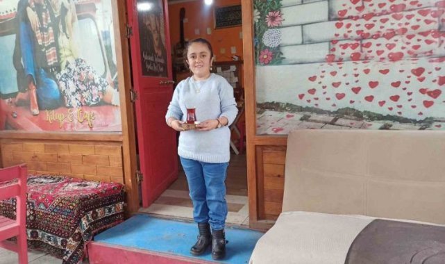 1 metre 35 cm boyundaki Saadet, her şeye rağmen zorlukları aşıyor