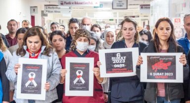 6 Şubat depreminde hayatını kaybedenler İzmir’de anıldı