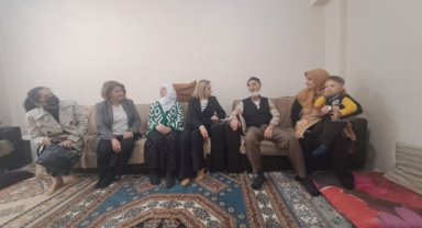 Ak kadınlar depremi de depremzedeleri de unutmadı