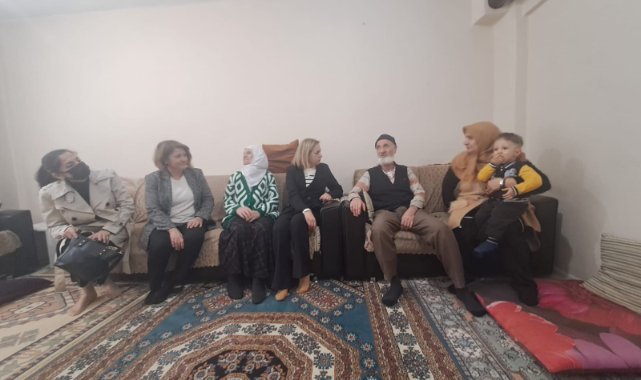 Ak kadınlar depremi de depremzedeleri de unutmadı
