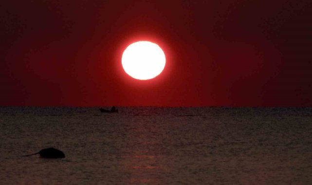 Akdeniz’de gün batımı mest etti