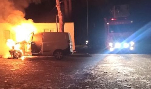 Alevler üzerini sardı, çevredekiler söndürdü