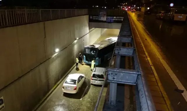 Antalya'da sağanak sonrası trafiğe kapatılan tünelde bir de otobüs mahsur kaldı