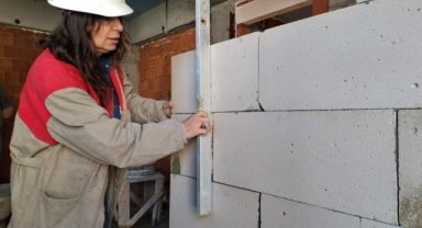 Aylık 60 bin liraya çalıştıracak usta bulamayan kadın müteahhit inşaatta kendi çalışıyor