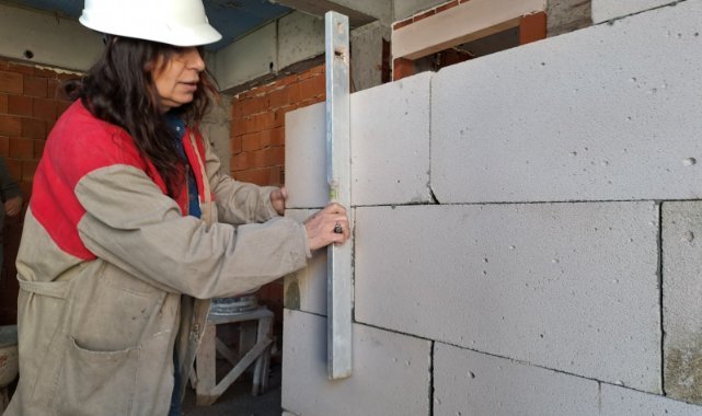 Aylık 60 bin liraya çalıştıracak usta bulamayan kadın müteahhit inşaatta kendi çalışıyor