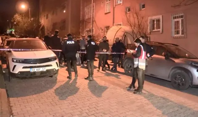 Bahçelievler'de binanın çatısından kopan beton parçalar park halindeki araçların üzerine düştü