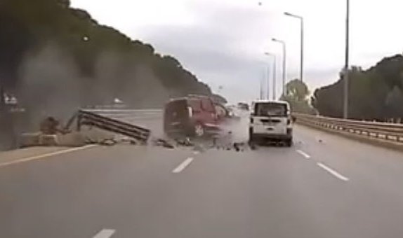 Bariyerlere çarpan araç hurdaya döndü, sürücü hayatını kaybetti