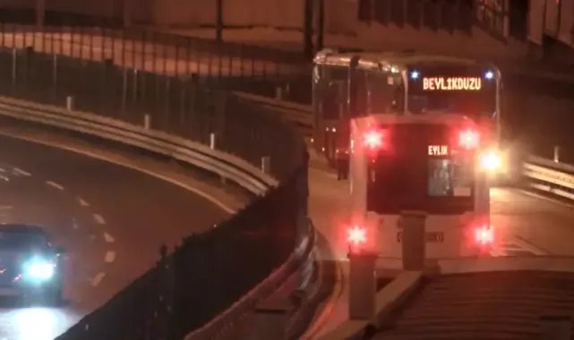Beylikdüzü'nde arızalanan metrobüsü kontrol eden şoför, başka metrobüsün çarpmasıyla öldü