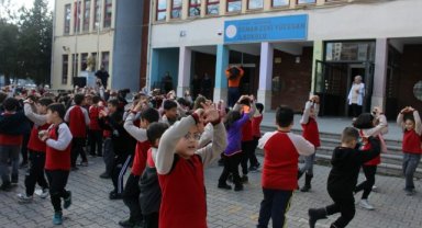 Bu okulda öğrenciler derslerine oynayarak giriyorlar