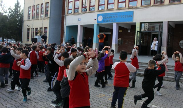 Bu okulda öğrenciler derslerine oynayarak giriyorlar