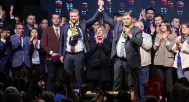 Buca'da miting gibi çifte açılış