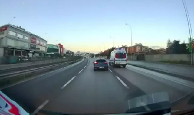 Çekmeköy'de otomobili ambulansın üzerine sürdü