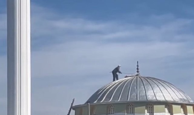 Cesaretiyle takdir topladı, dedeyi cami kubbesine tırmanırken görenler gözlerine inanamadı