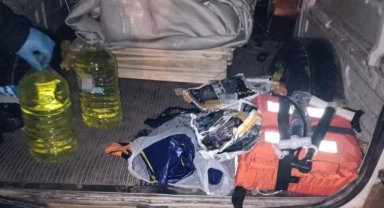 Çeşme'de 19 göçmen yakalandı, 4 insan kaçakçısı şüphelisi tutuklandı