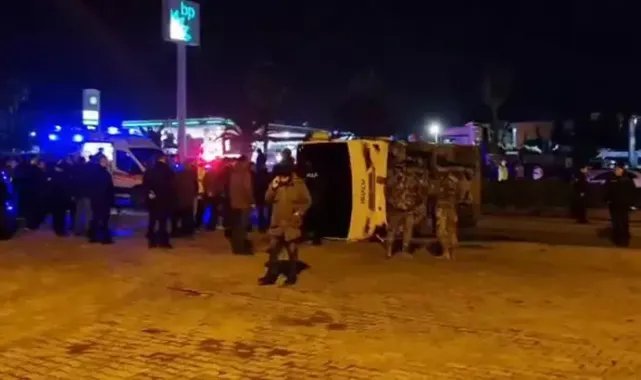 Çevik Kuvvet midibüsü devrildi