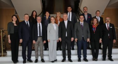 CHP'li Mutlu'dan iş dünyası temasları ve halkla coşkulu buluşma