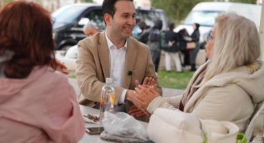 Çiftçioğlu, Karşıyakalılar’la çiğdem çitledi, çay servisi yaptı