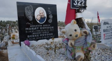 Deprem mezarlıklarında yas ve gözyaşı