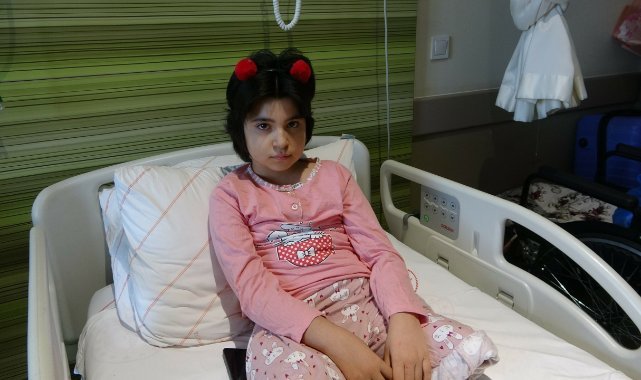 Depremde ayaklarını kaybeden Aysima’nın tek isteği öğretmen