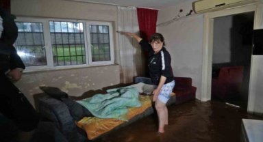 Depremde yıkılan evden sağ çıktı, Antalya’da kaldığı ev sular altında kaldı