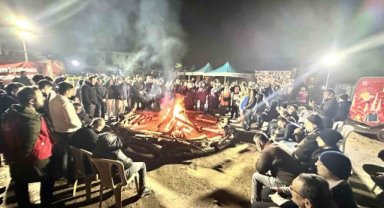 Depremzedeler yıkılan Ebrar Sitesi’nin bulunduğu alanda ölen yakınlarını andı