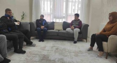 Enkazdan kendisini kurtaran ekibi görünce gözyaşlarına hakim olamadı