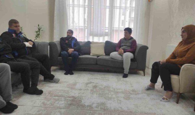 Enkazdan kendisini kurtaran ekibi görünce gözyaşlarına hakim olamadı