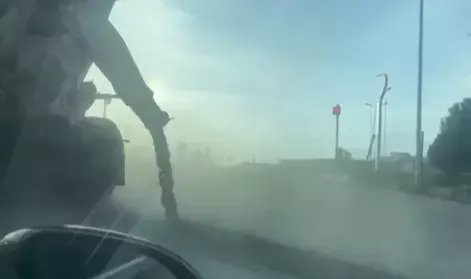 Esenyurt'ta beton mikseri betonu yola dökerek ilerledi