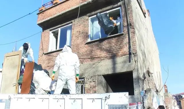 Evden 1 kamyon çöp çıktı; ekiplere 'Her şeyimi alıyorsunuz' diyerek tepki gösterdi