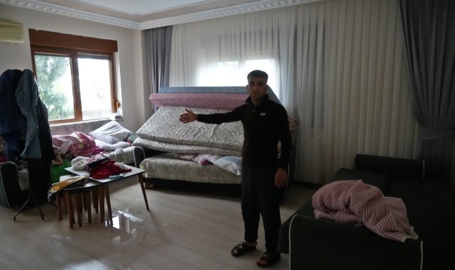 Evleri su basıp boğulma tehlikesi yaşayan vatandaşlar üst katlardaki komşularına sığındı