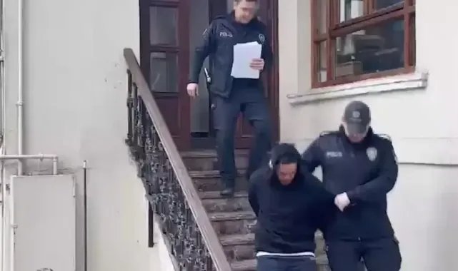 Fatih'te tramvay bekleyen kadının elinden telefonu çalındı
