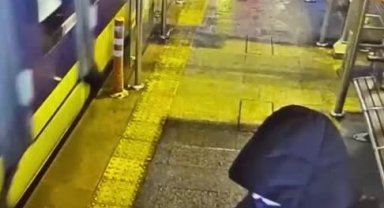 Fatih’te tramvay bekleyen kadının elinden telefonu kaşla göz arasında çaldı