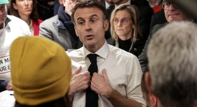 Fransız çiftçiler Macron’un katıldığı tarım fuarını bastı