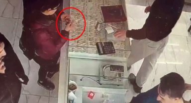Gittiği kuyumcuda cebindeki sahte bilezikle orijinali değiştirdi