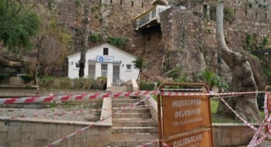 Hayatı felç eden sağanak tarihi surları da yıktı