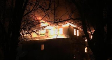 İki katlı ev alev topuna döndü