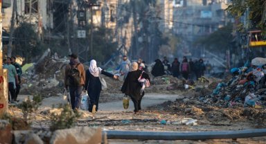 İsrail, Gazze’de gıda yardımı bekleyen sivilleri vurdu