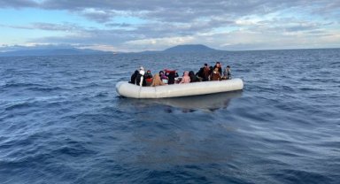 İzmir açıklarında 23'ü çocuk 43 göçmen kurtarıldı