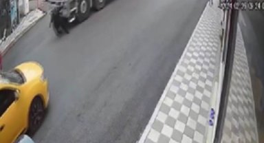 İzmir'de feci ölüm kamerada: Kamyonun altında ezilen kadın hayatını kaybetti