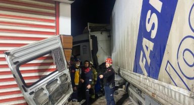 İzmir’de karşı şeride geçen tır, servis minibüsüyle çarpıştı